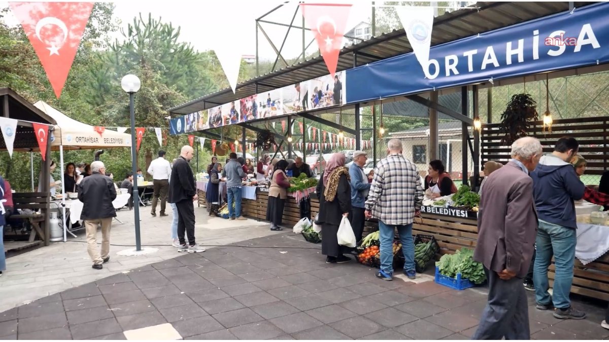 Başkan Kaya, köy pazarında doğal lezzetlerin tadını çıkardı
