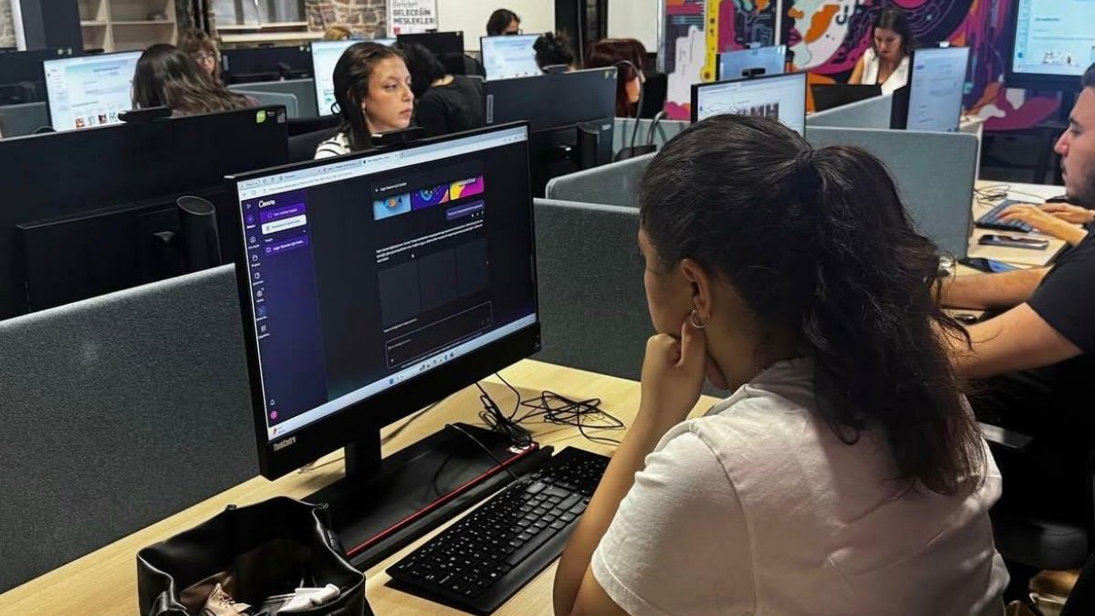 İzmir'de gençler Canva eğitimiyle dijital dünyaya adım attı