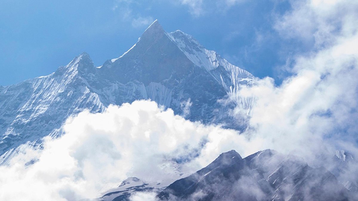 Kar fırtınası en dik yamaçta binlerce kişiyi mahsur bıraktı