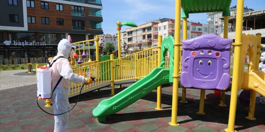 Sokağa çıkacak çocuklar için parklarda hijyen çalışması yapılıyor