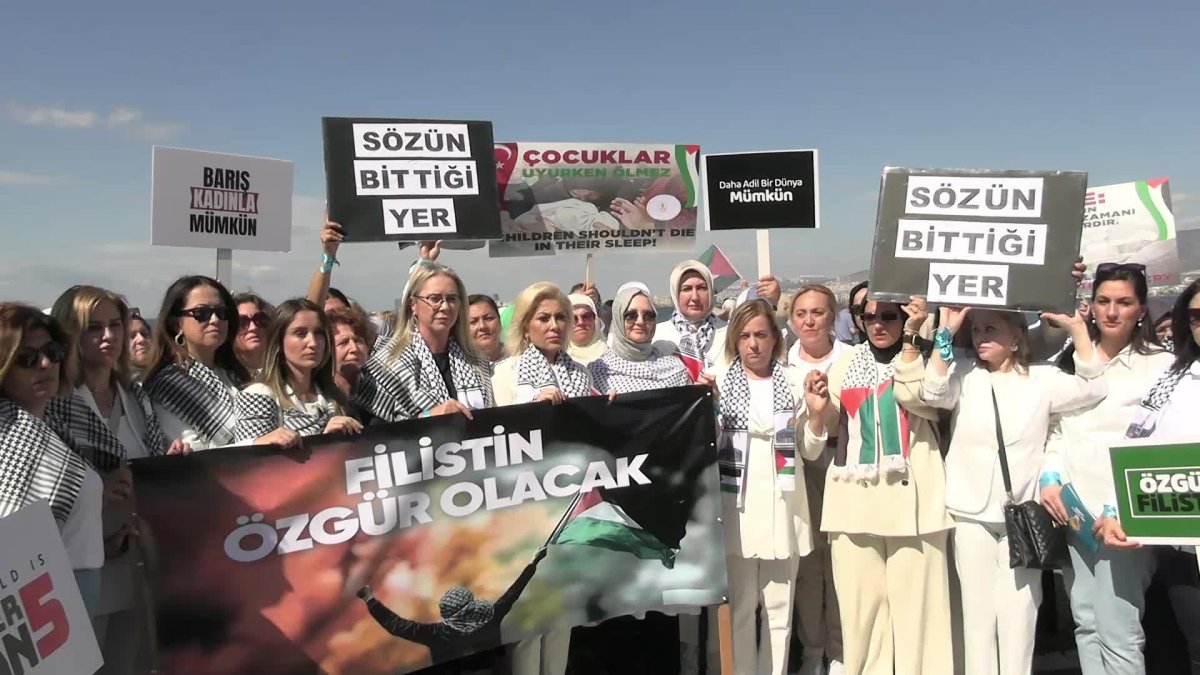İzmir'de kadınlar Filistin için sessiz eylemde buluştu