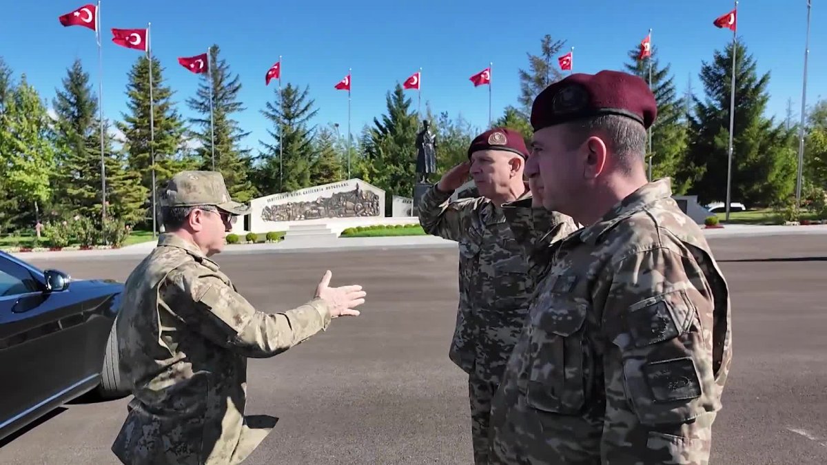 Bayraktaroğlu'ndan kritik özel kuvvetler denetimi