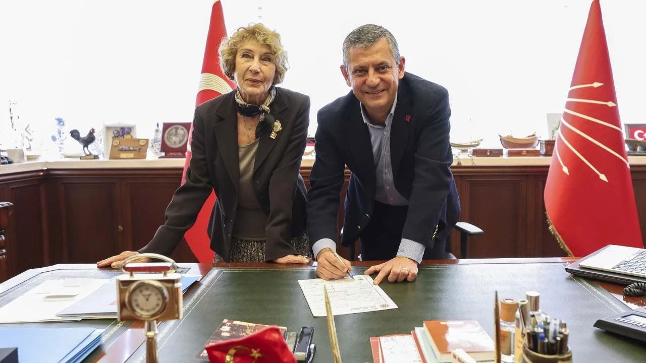 Ünlü yazar Ayşe Kulin CHP'ye üye oldu!