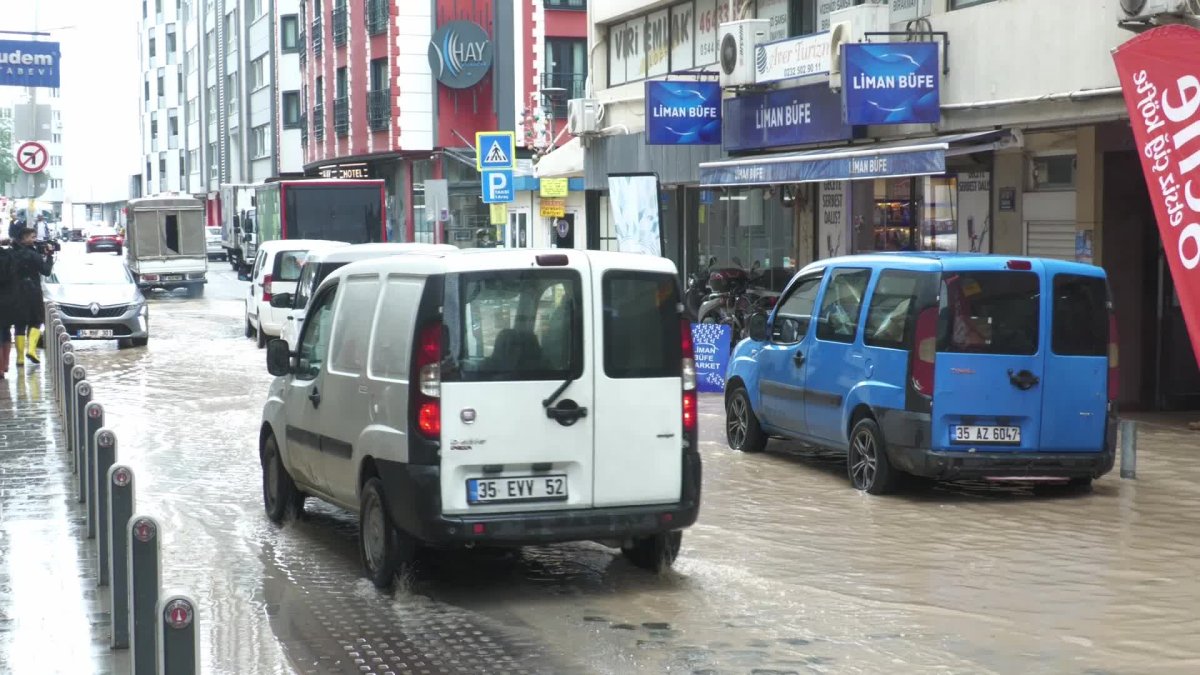 İzmir'de sağanak yağış felç etti