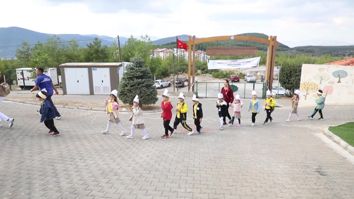 Muğla'da çocuklar patili dostlarla buluştu