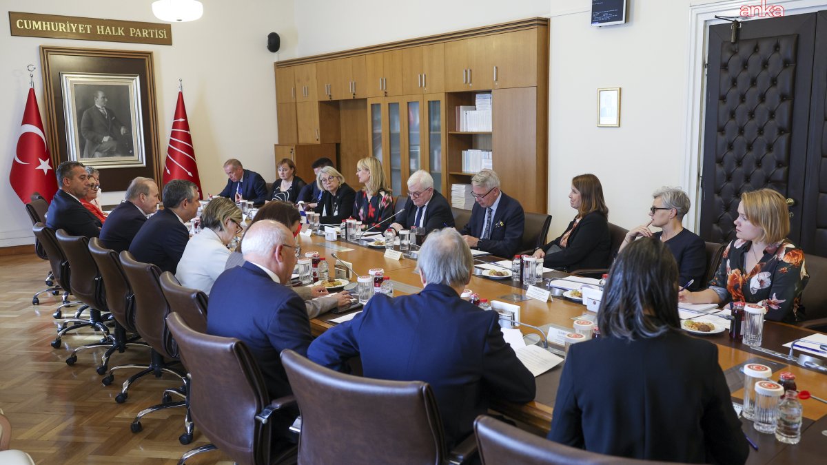 Özgür Özel, Finlandiya'dan heyetle önemli bir buluşma gerçekleştirdi