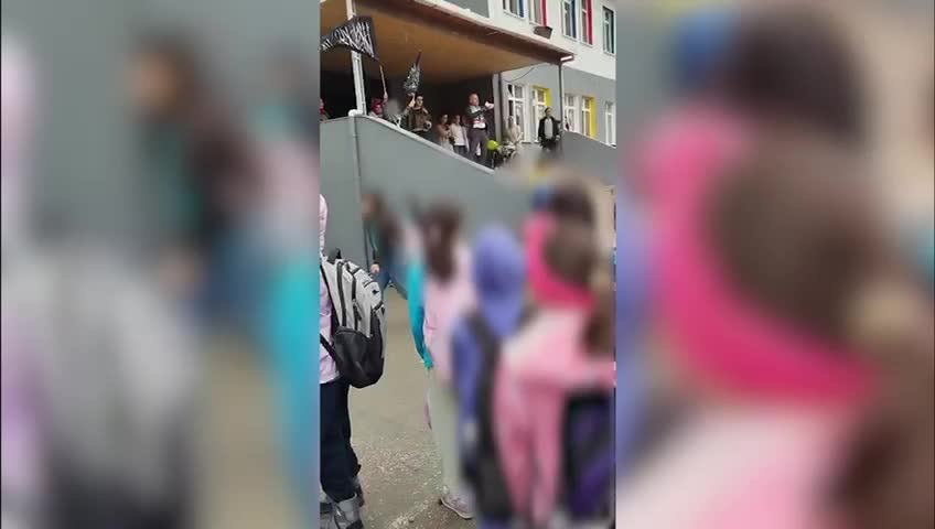 Öğrencilere kelime-i tevhid bayrağı taşıtıldı