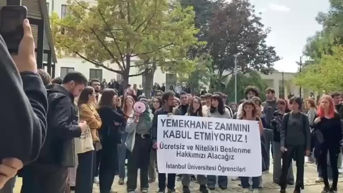 Öğrenciler, İstanbul Üniversitesi'nde yemekhane zammını protesto etti