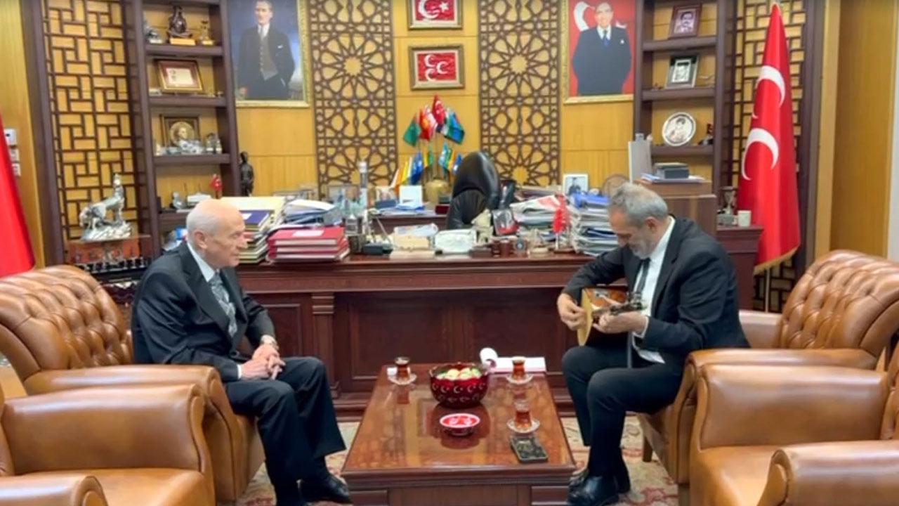 Yavuz Bingöl'den Devlet Bahçeli'ye ziyaret! Bahçeli'ye bağlama hediye etti