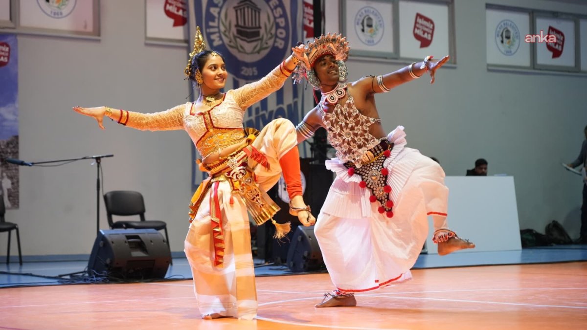 Milas'ta coşku dolu halk oyunları gecesi