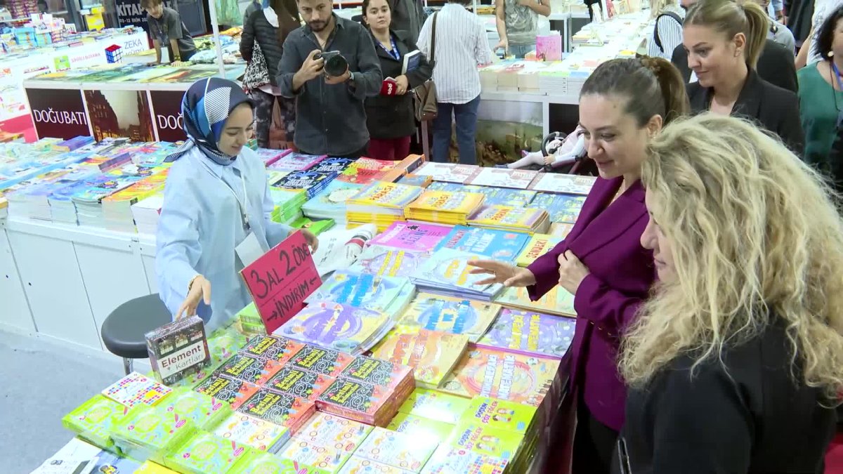 Ahmet Ümit, Antalya Kitap Fuarı'nda okurlarıyla buluştu