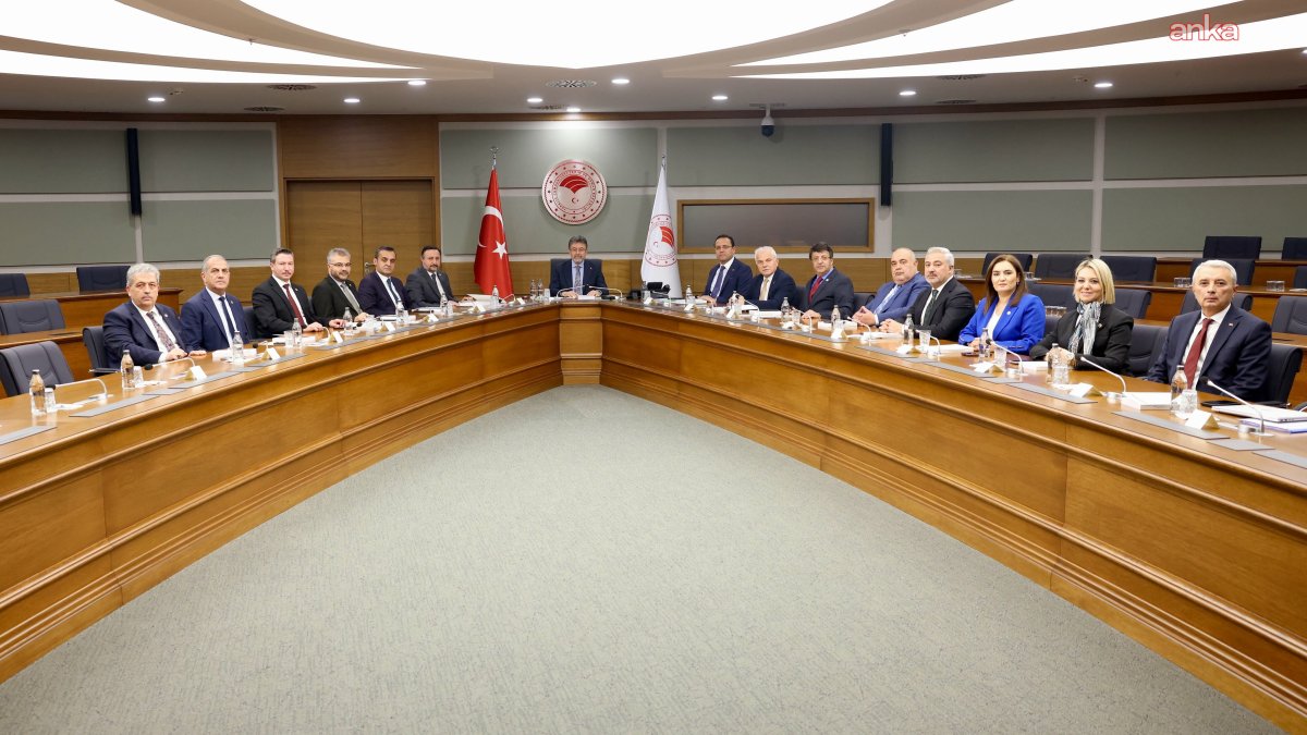 Bakan Yumaklı, balıkçılık komisyonu üyeleriyle buluştu