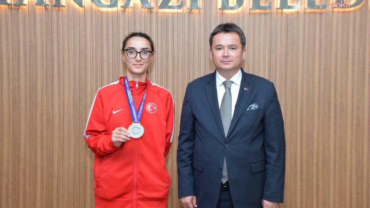 Başkan Aydın, Balkan Şampiyonu Sıla Zeynep Turan'ı karşılıyor