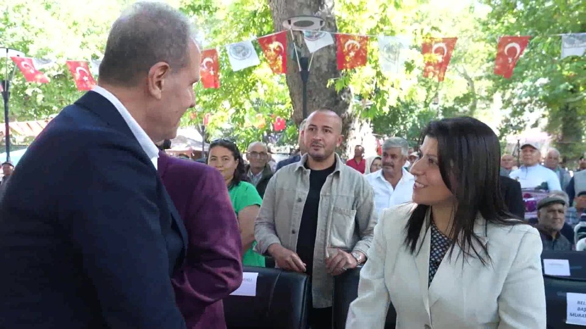 Vahap Seçer, 2. Mut Zeytin Festivali'nde coşkuyu artırdı