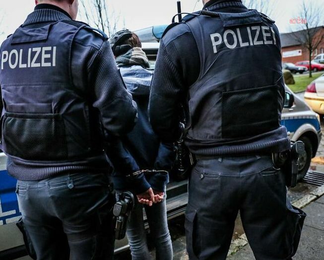 14 yaşındaki Suriyeli çocuk Almanya'da saplantılı suçlar yüzünden yakalandı