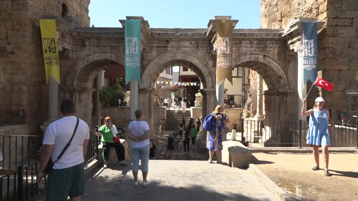 Kaleiçi'nde rüzgar gibi geçen renkli kortej