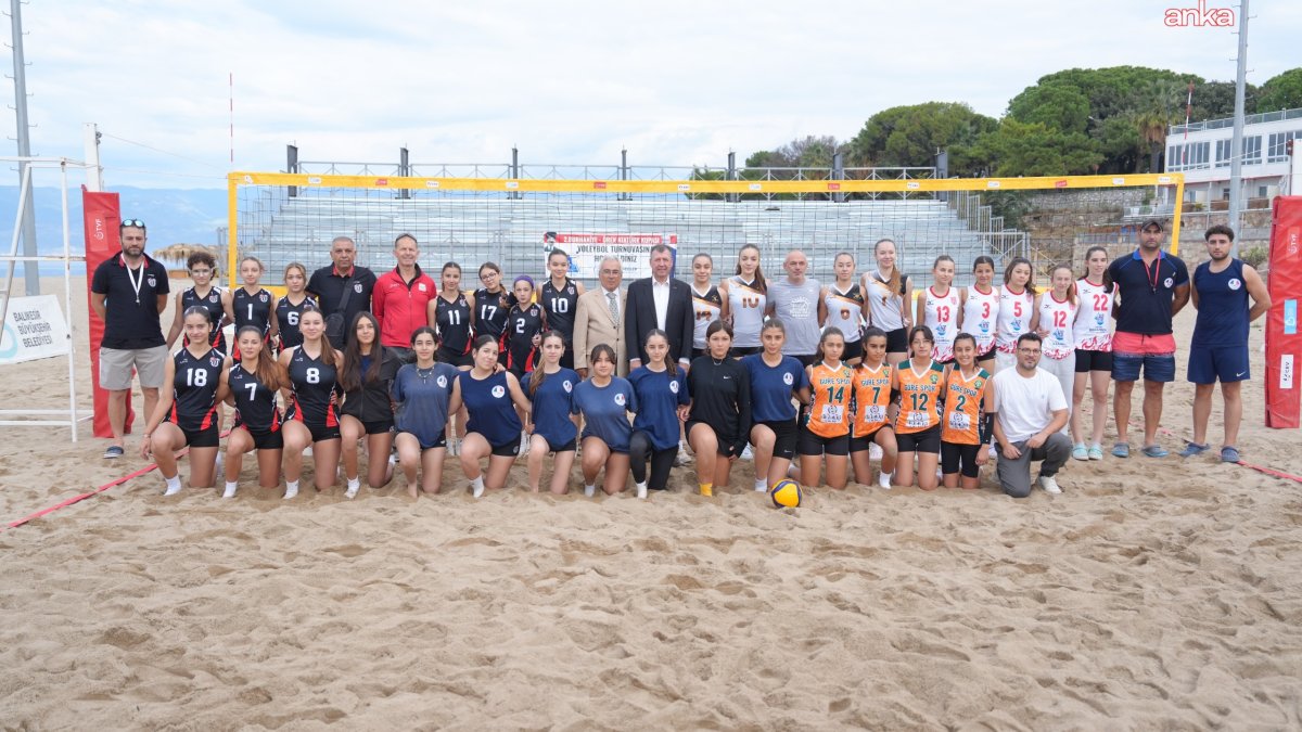 Burhaniye'de plaj voleybolu heyecanı başladı