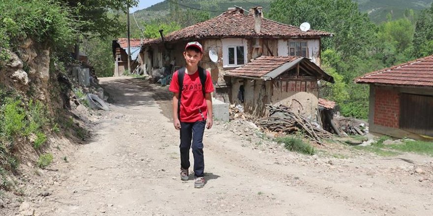 EBA derslerine katılabilmek için her gün bir km yürüyor