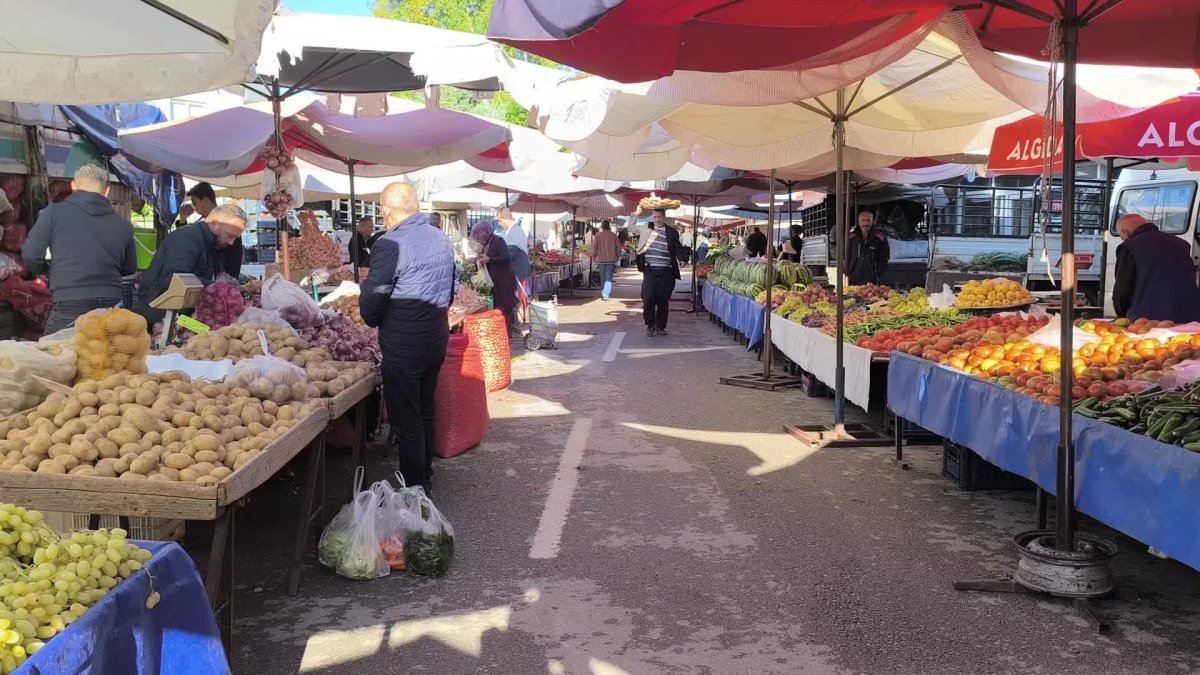 Kadirli pazarında emekliler feryat ediyor