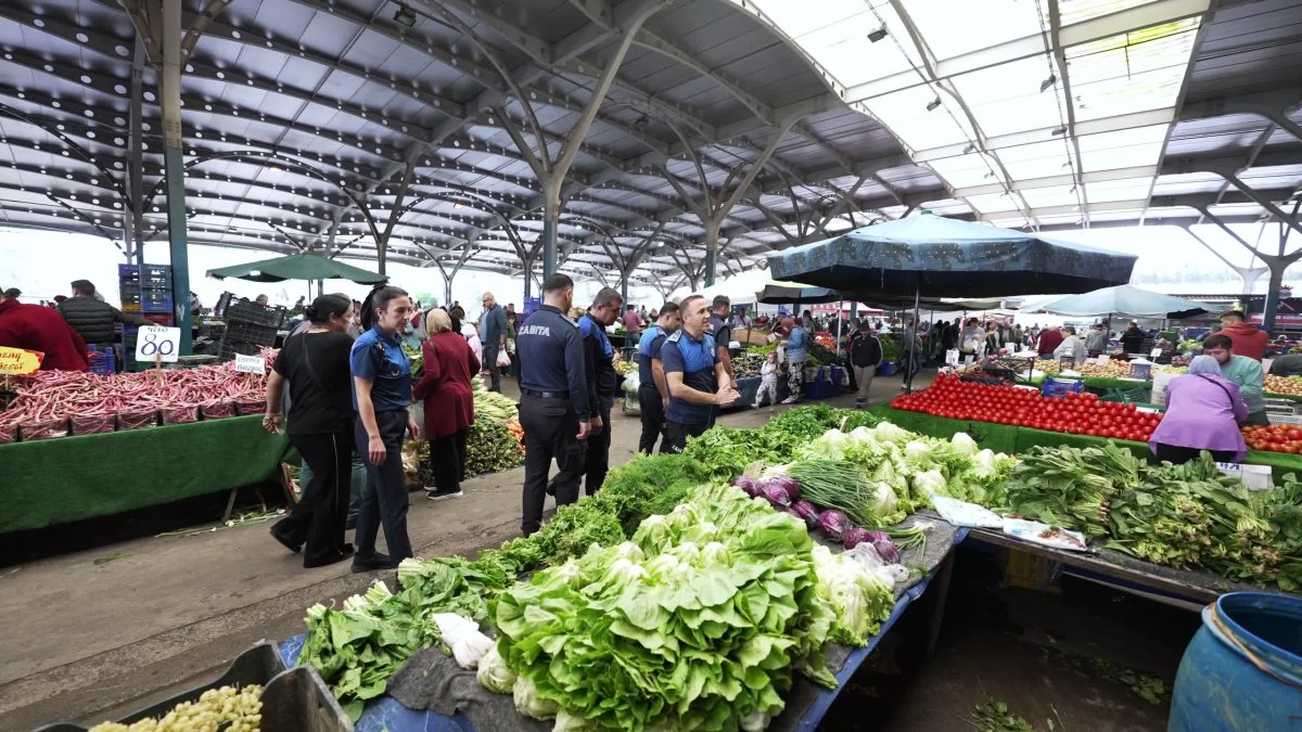 Buca'da pazarlar üzerinde sıkı denetim yapılıyor
