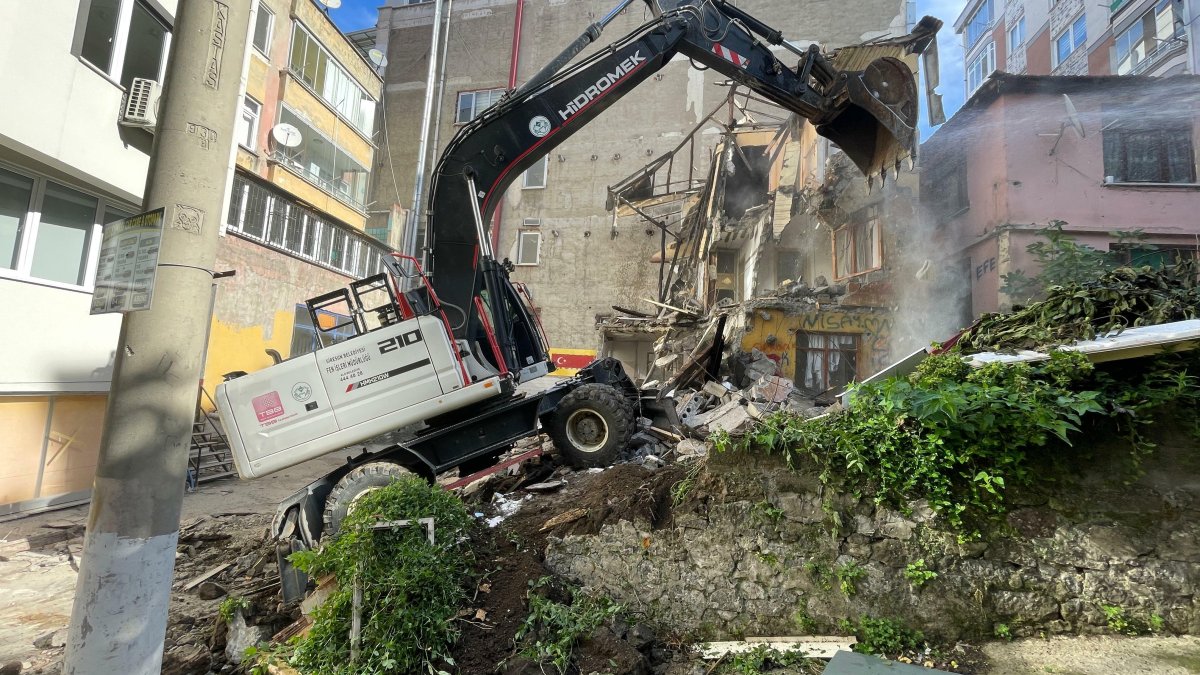 Giresun'da tehlikeli binalar bir bir yıkılıyor