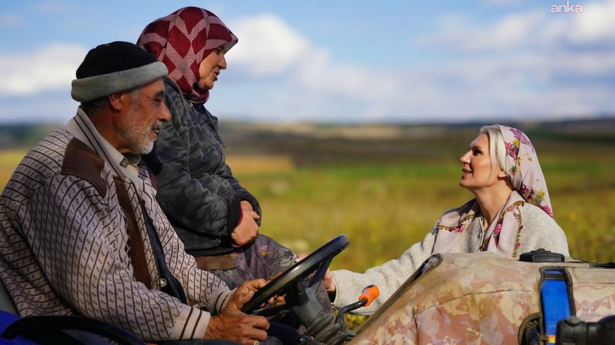 Kadın çiftçilerle tarlada buluştu