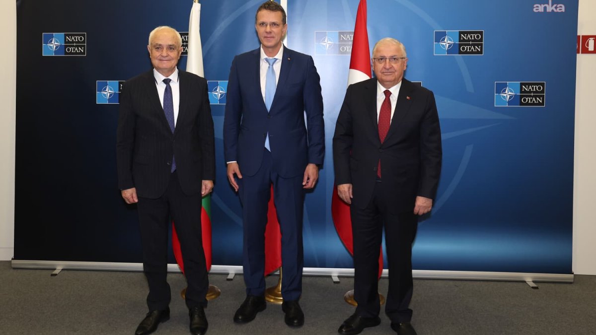 Bakan Güler, iki komşu ülkenin savunma bakanlarıyla bir araya geldi