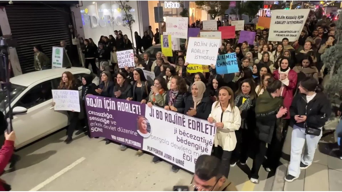 Van'da Rojin Kabaiş için adalet yürüyüşü