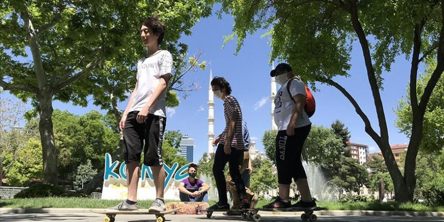 15-20 yaş grubu gençler Ramazan Bayramı öncesinde sokakları doldurdu