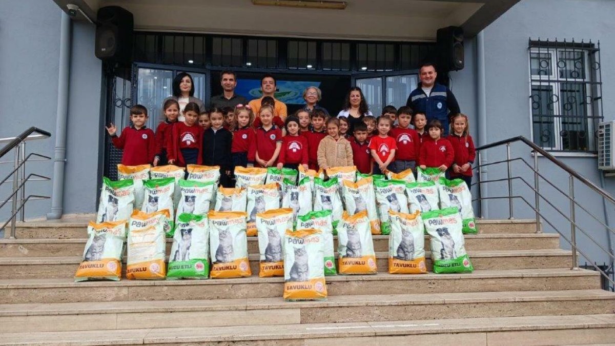 Ereğli'deki öğrenciler, sokak hayvanlarına mama destekte bulundu