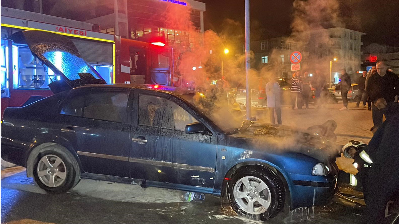 Karaman’da seyir halindeki otomobilin motor kısmında yangın çıktı!