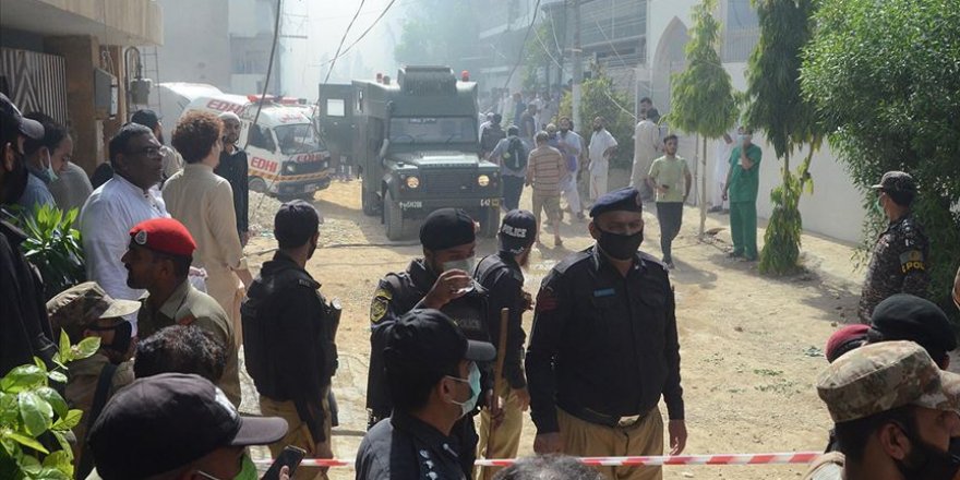 Pakistan'da yolcu uçağı yerleşim alanına düştü