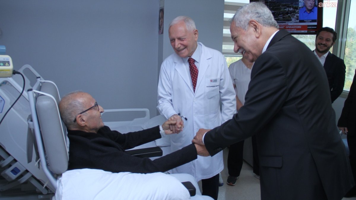 Bülent Arınç, Hikmet Çetin'i hastanede yalnız bırakmadı