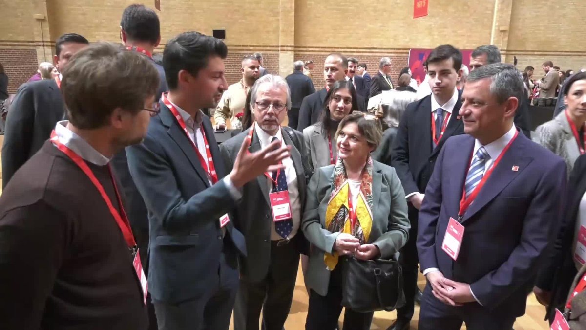 Özgür Özel, Amsterdam'da PES kongresinde dikkat çekti