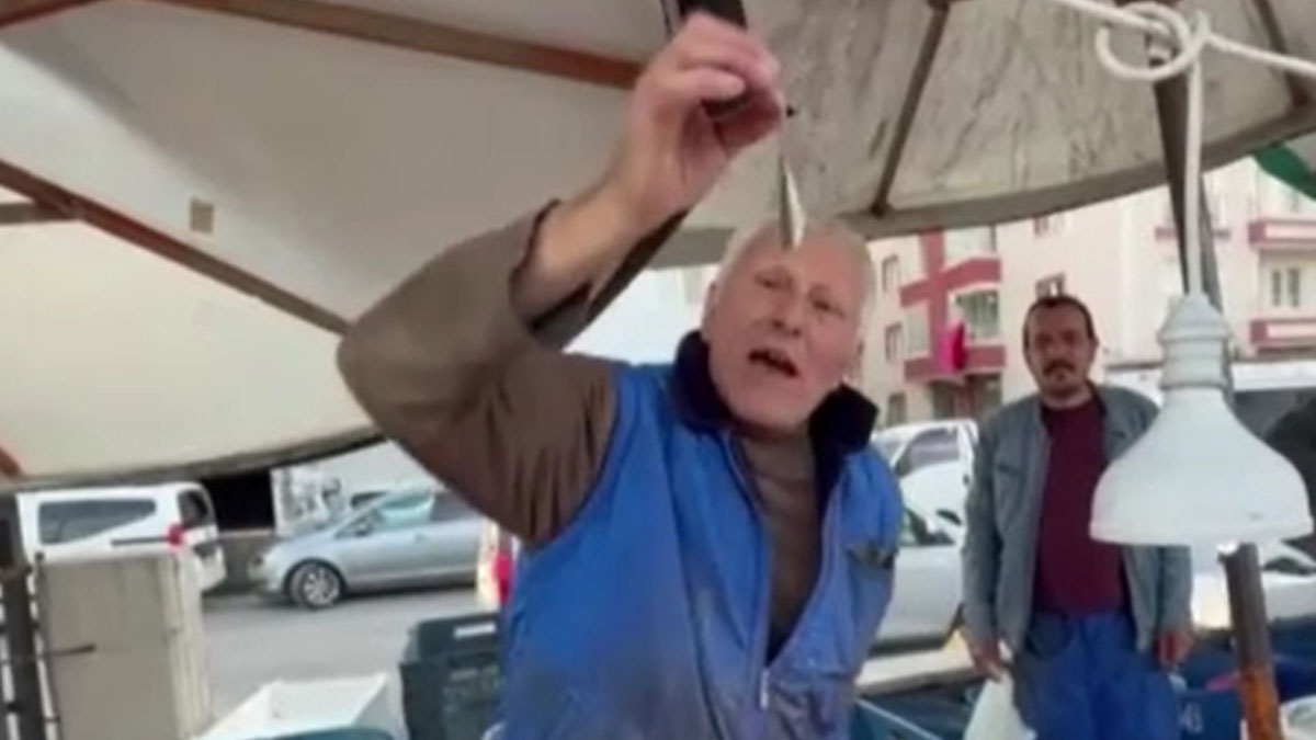 Balığın tazeliğini bakın nasıl gösterdi! Görenler şaşırdı kaldı