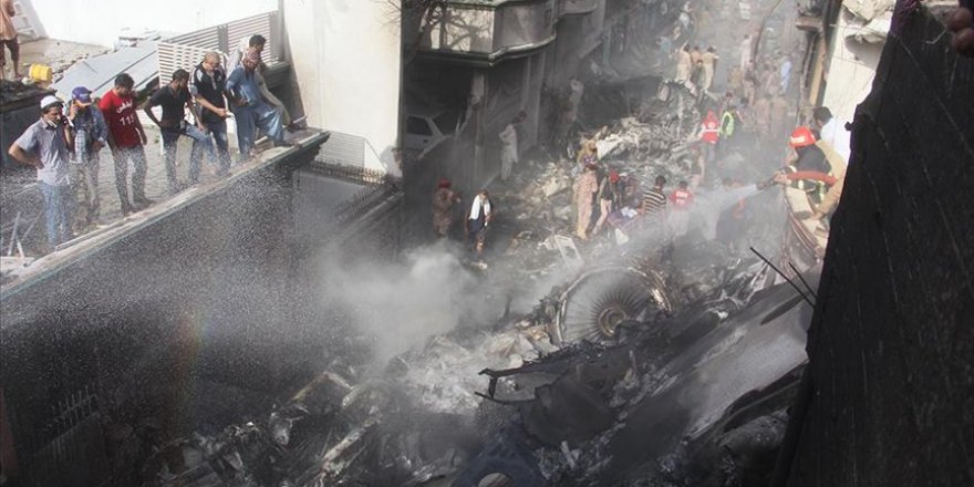 Pakistan'daki uçak kazasında 2 kişi dışında kurtulan olmadı