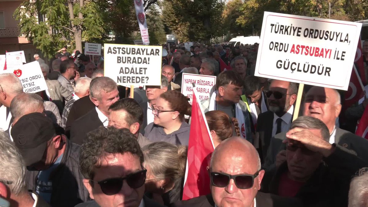 Astsubaylar yürüyüş yapmak istedi, polis engel koydu