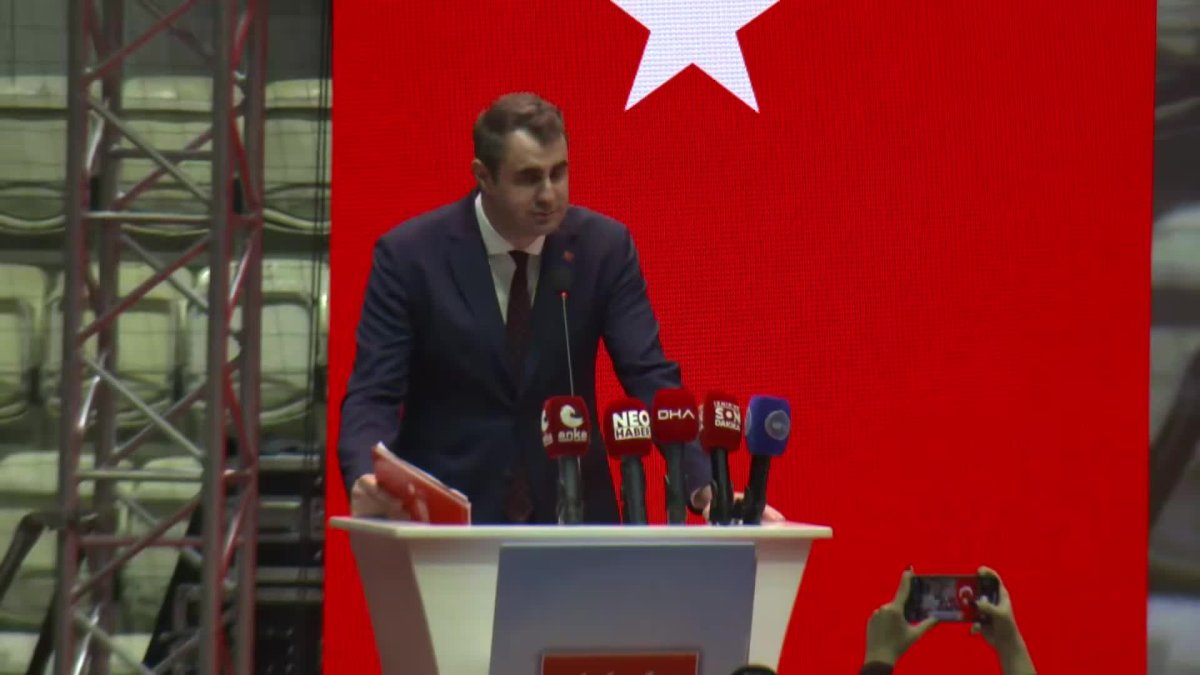 CHP İzmir Kongresi'nde Çağatay Güç fenalaşarak yere düştü