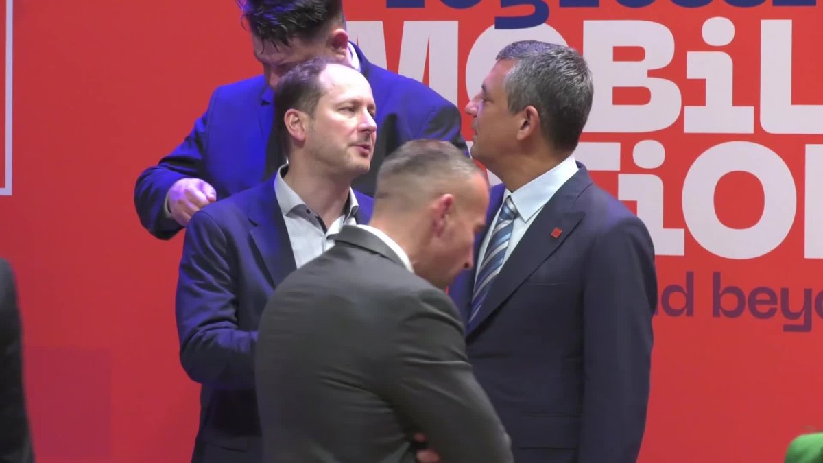 Özgür Özel, Amsterdam'da liderler yemeğinde boy gösterdi