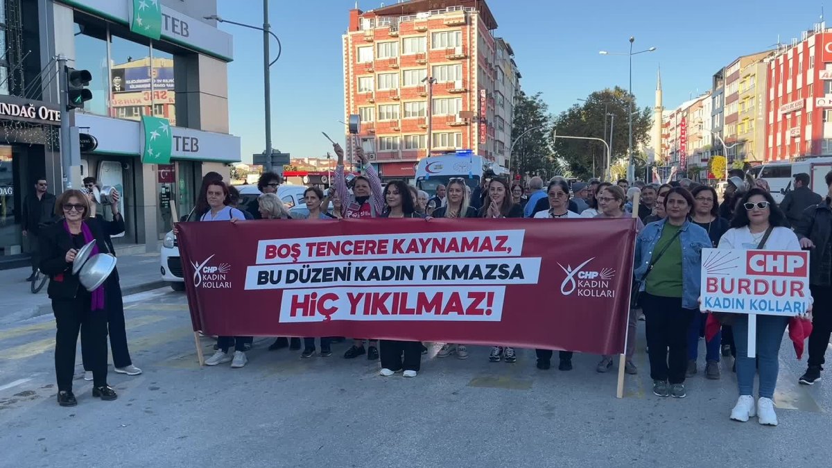 Burdur'da CHP'li kadınlar ses yükseltti: Yoksulluğa karşı tencere ve tava eylemi