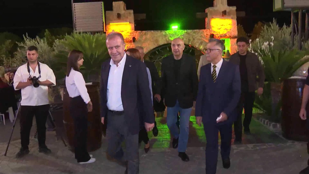 Vahap Seçer, dayanışma etkinliğinde Mersin’i selamladı