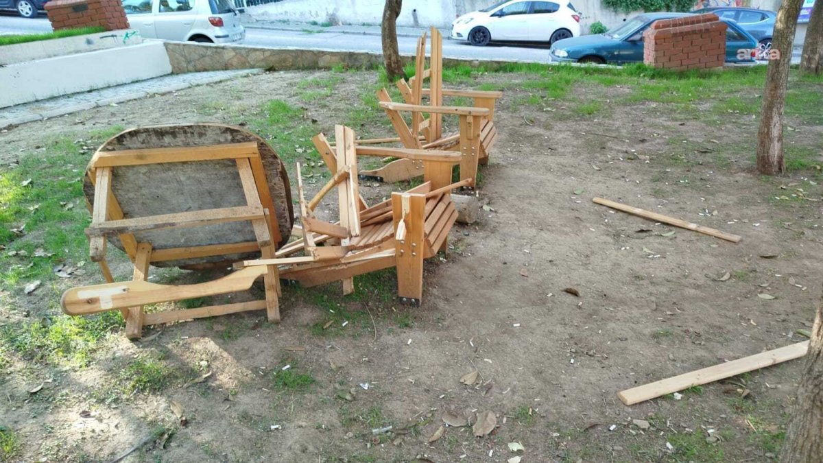 Park yenilemesi saldırıya uğradı, banklar kırıldı
