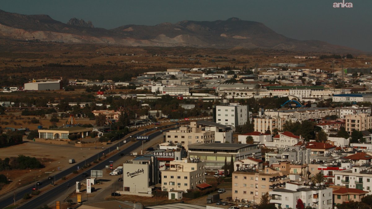 Kıbrıslı Türkler yarın tarihi seçime gidecek