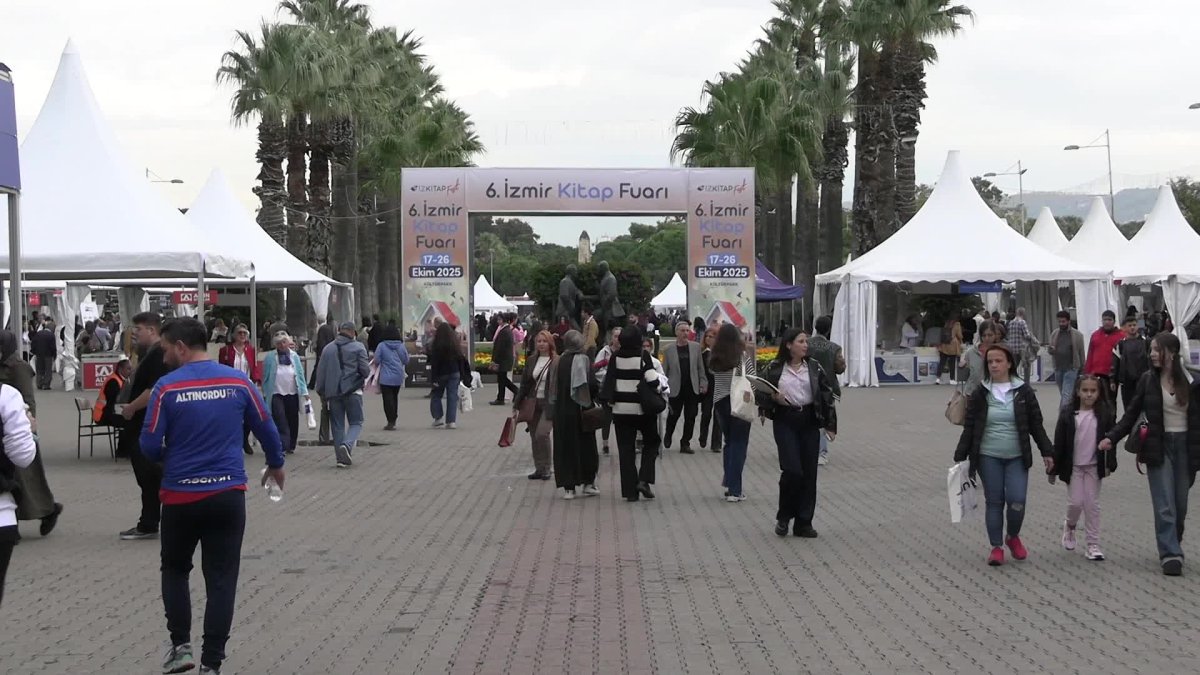 Tugay, İmamoğlu’nun kitabını İzmir’de imzaladı