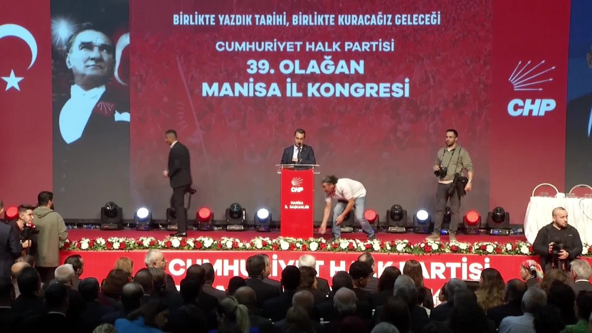 CHP Manisa İl Kongresi başladı: Erhan Adem Divan Başkanlığı'na seçildi