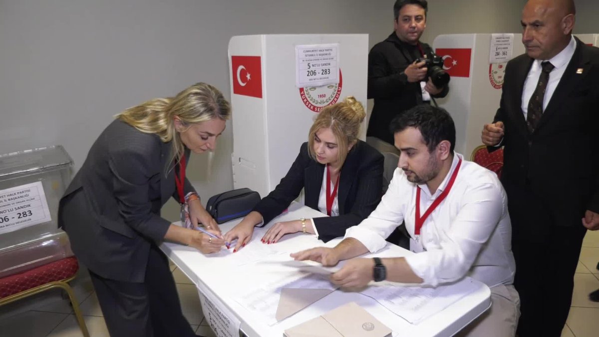 CHP İstanbul Kongresi'nde Özgür Çelik, hukuksuz kararlar geçersiz hale geldi dedi