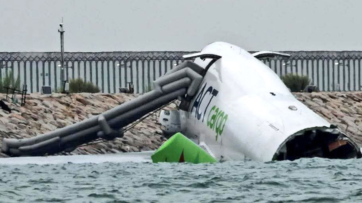 Kargo uçağı pistten çıkıp denizde sürüklendi!