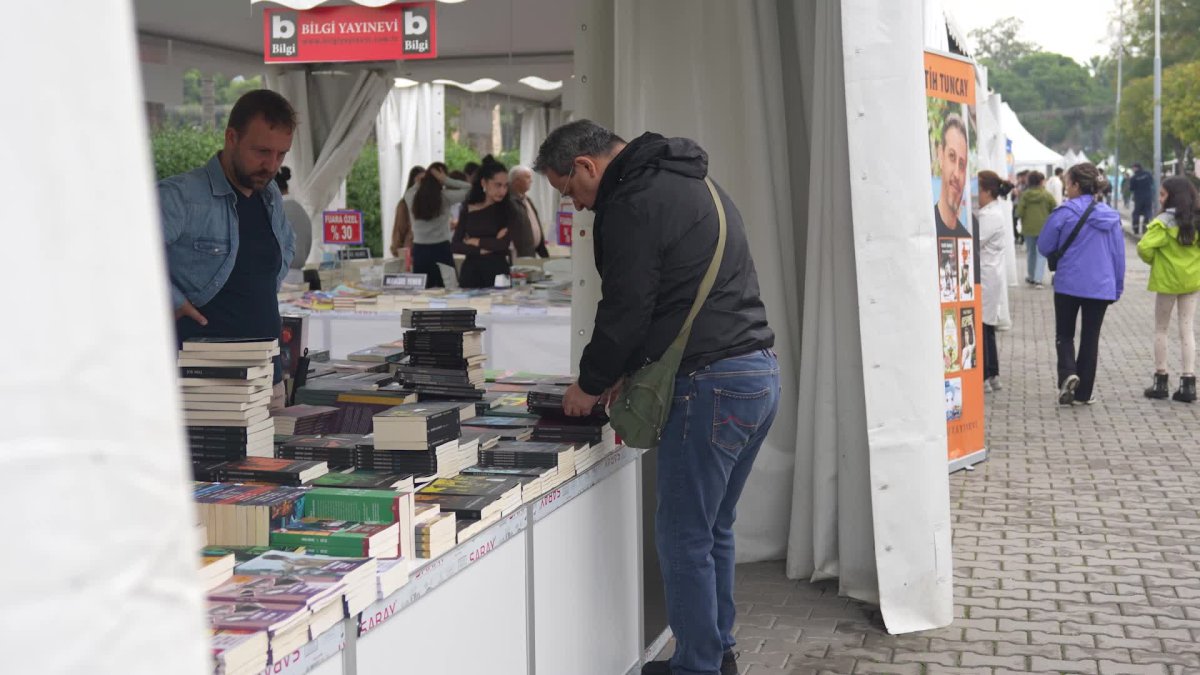 Yağmura Rağmen İzmir Kitap Fuarı'na Yoğun İlgi