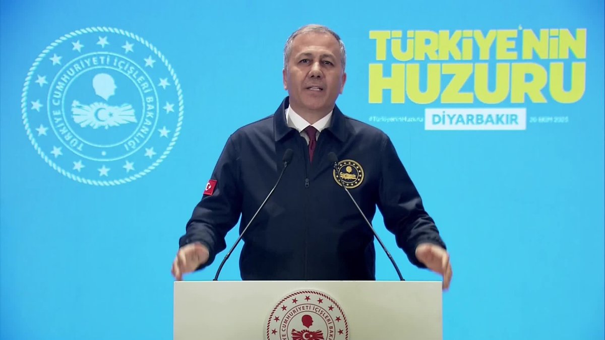 Bakan Yerlikaya'dan Diyarbakır'da sert mesajlar: 'Polisimize düşman deme alçaklığına cüret edemez'