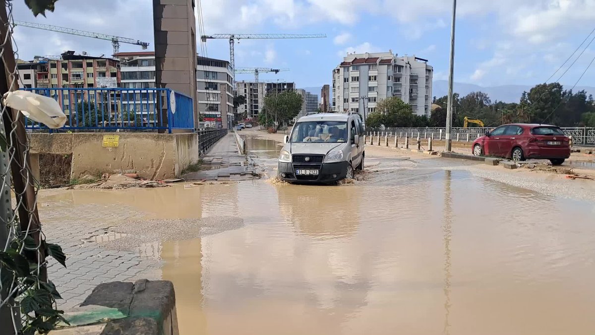 Hatay'da yağmur sonrası sokaklar çamur deryasına döndü